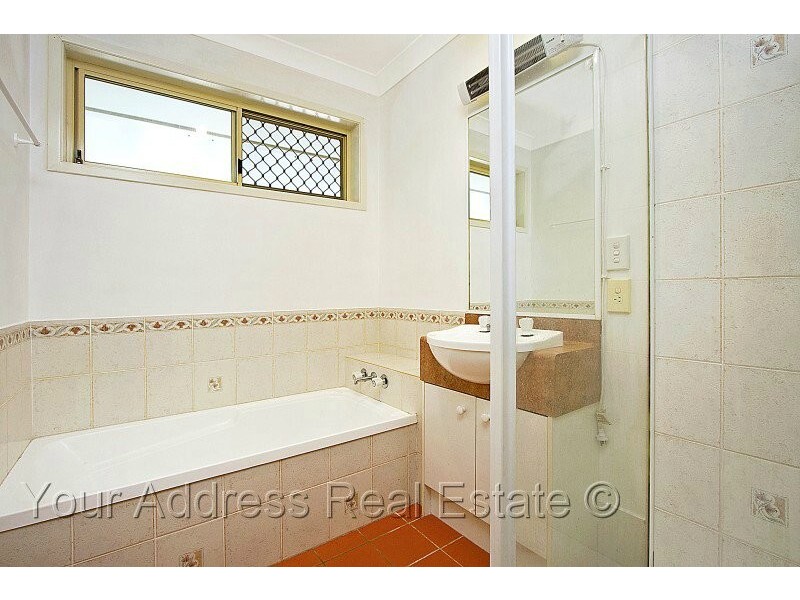 7 Ibrox Court, Regents Park QLD 4118