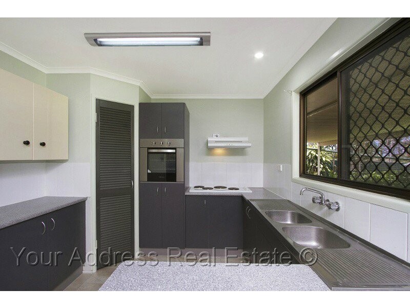 5 Pine Street, Hillcrest QLD 4118