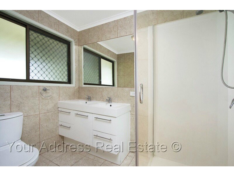 5 Pine Street, Hillcrest QLD 4118