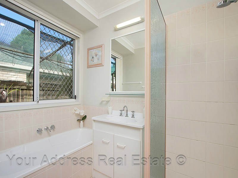 2 Mooloolah Court, Hillcrest QLD 4118