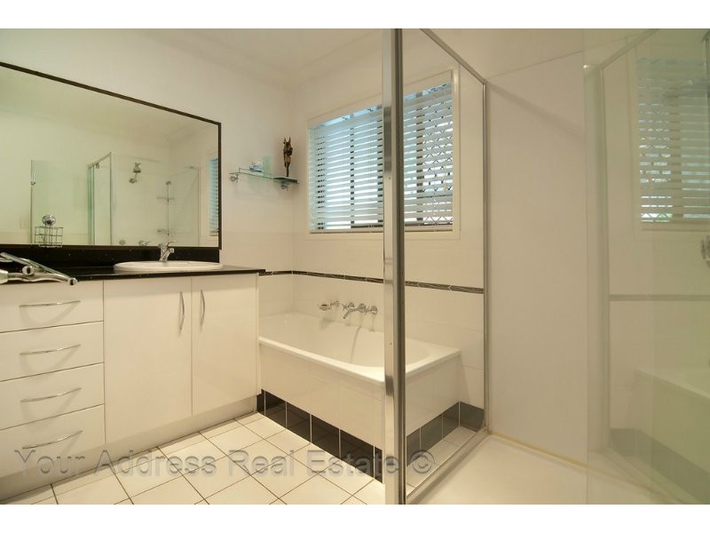 2 Lyra Court, Regents Park QLD 4118