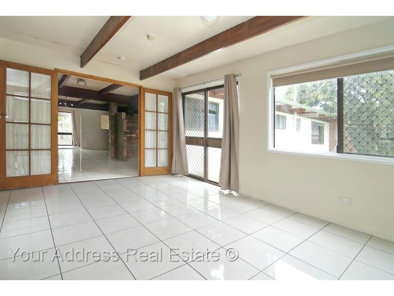 14 Pine Street, Hillcrest QLD 4118