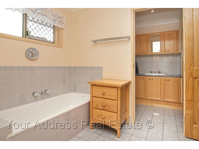 15 Stringybark Street, Regents Park QLD 4118