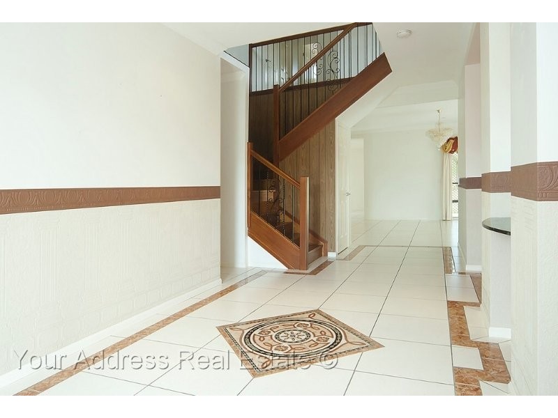 16 Cornell Close, Regents Park QLD 4118