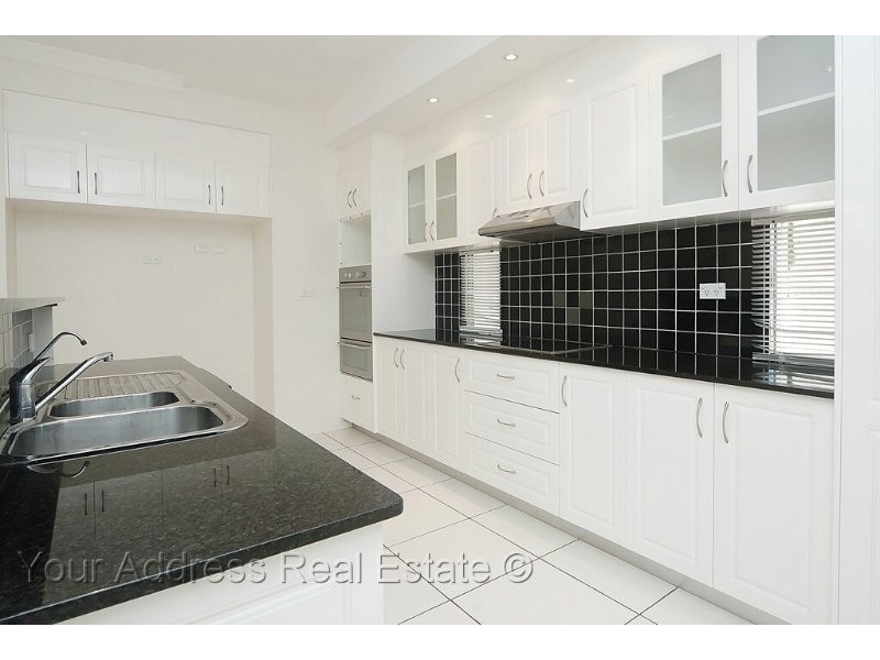 16 Cornell Close, Regents Park QLD 4118