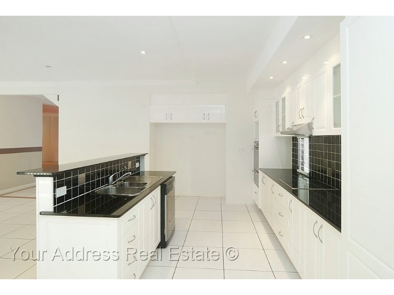 16 Cornell Close, Regents Park QLD 4118