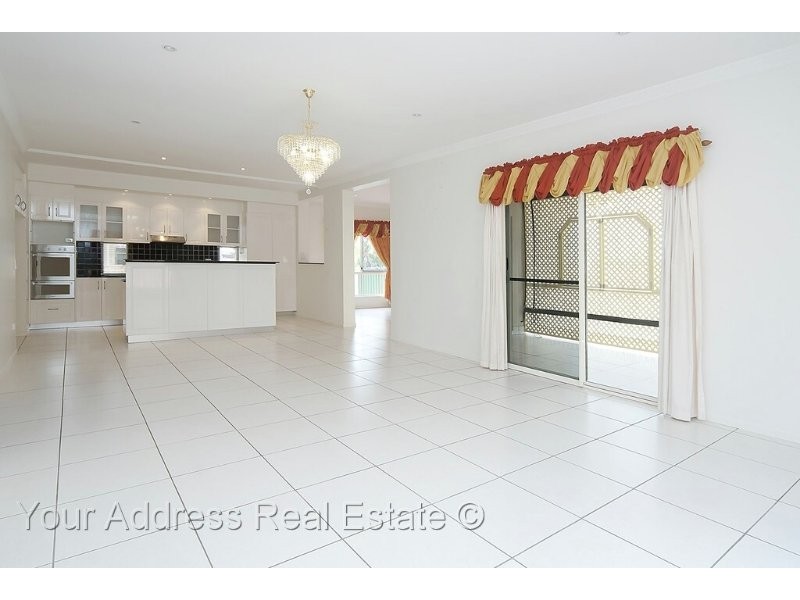 16 Cornell Close, Regents Park QLD 4118