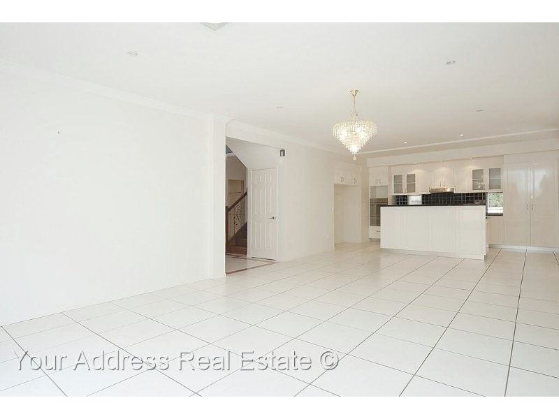 16 Cornell Close, Regents Park QLD 4118