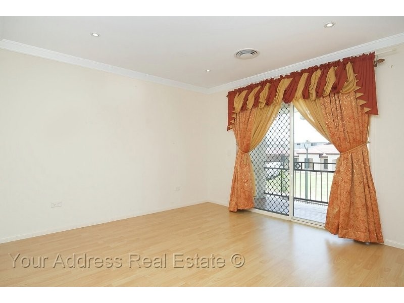 16 Cornell Close, Regents Park QLD 4118