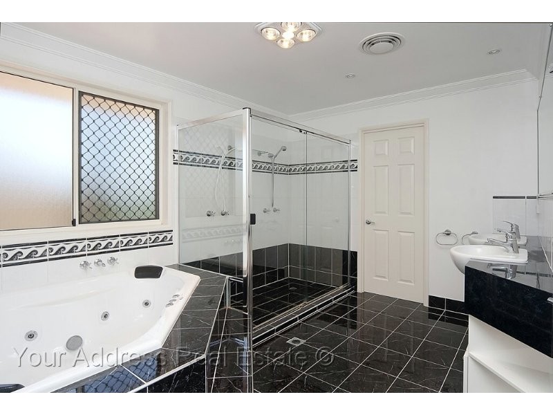 16 Cornell Close, Regents Park QLD 4118