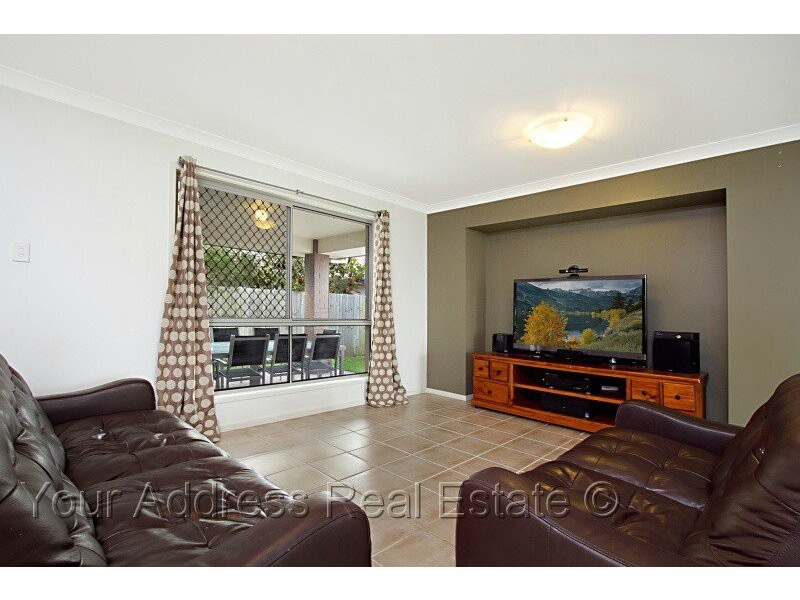 24 Paul Drive, Regents Park QLD 4118