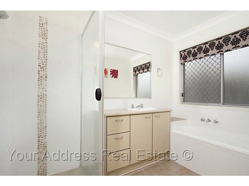 24 Paul Drive, Regents Park QLD 4118