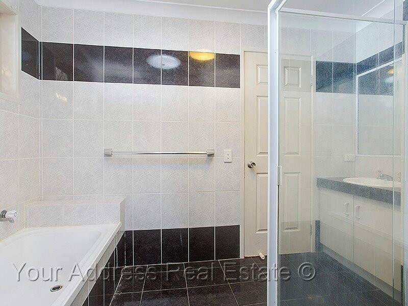 28 Westwood Drive, Hillcrest QLD 4118