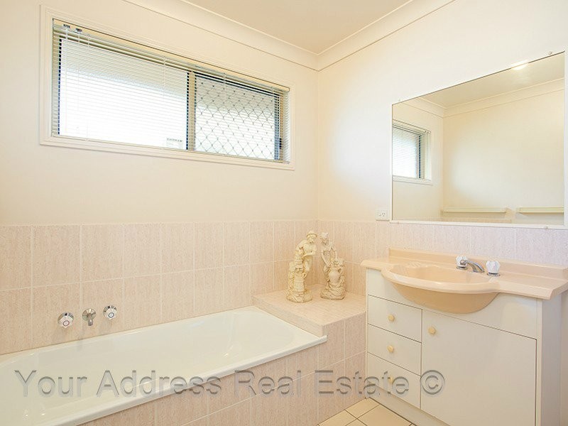 8 Paroo Place, Hillcrest QLD 4118