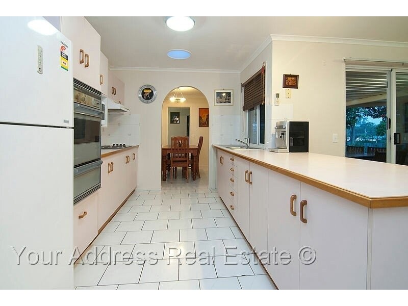 8 Copeina Court, Regents Park QLD 4118