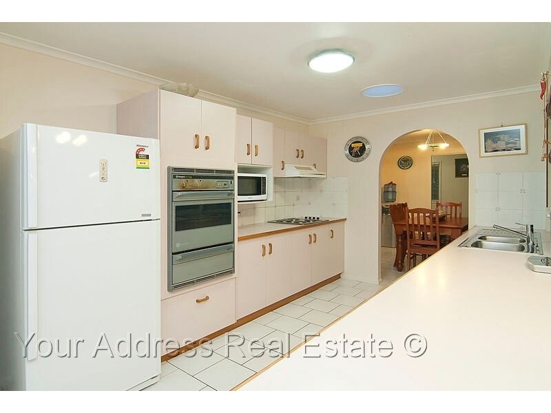 8 Copeina Court, Regents Park QLD 4118