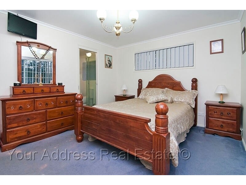 8 Copeina Court, Regents Park QLD 4118