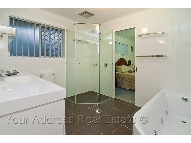 8 Copeina Court, Regents Park QLD 4118