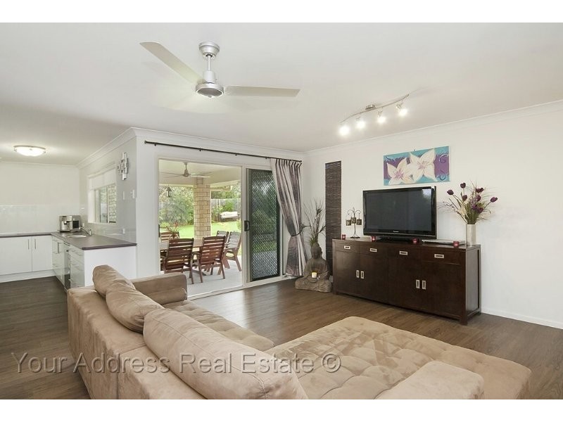 40 Charlton Place, Regents Park QLD 4118