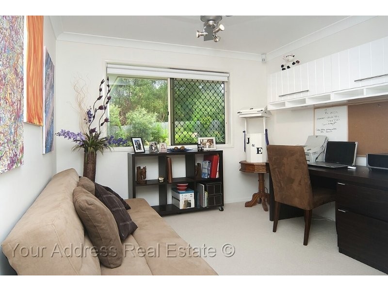 40 Charlton Place, Regents Park QLD 4118