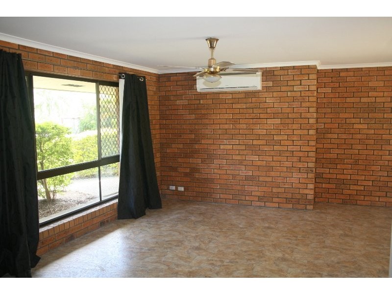 16 Bennett Drive, Regents Park QLD 4118