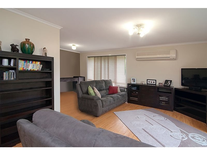 9 Redash Court, Regents Park QLD 4118