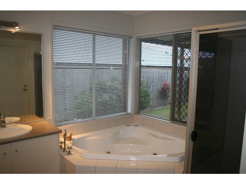 13 Watarrka Drive, Parkinson QLD 4115