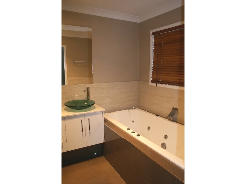 3 Liana Court, Regents Park QLD 4118