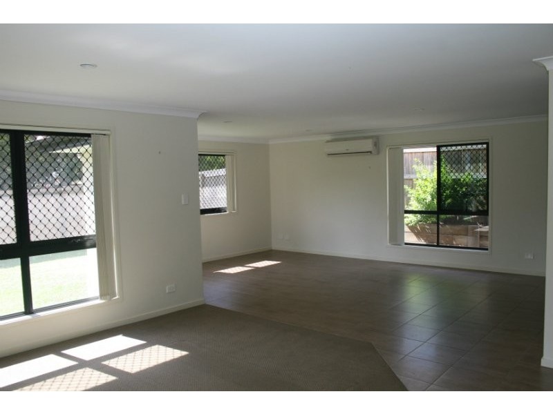 2 Chaka Street, Hillcrest QLD 4118