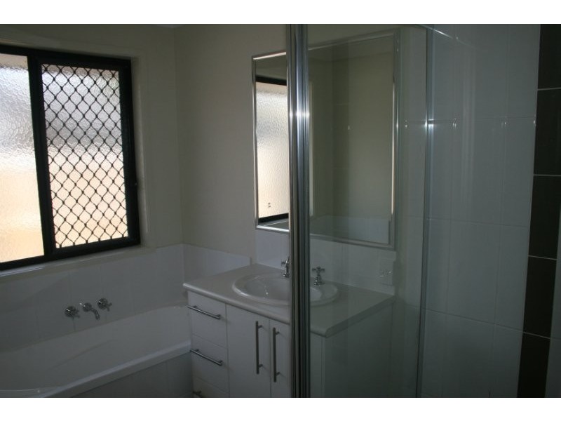 2 Chaka Street, Hillcrest QLD 4118