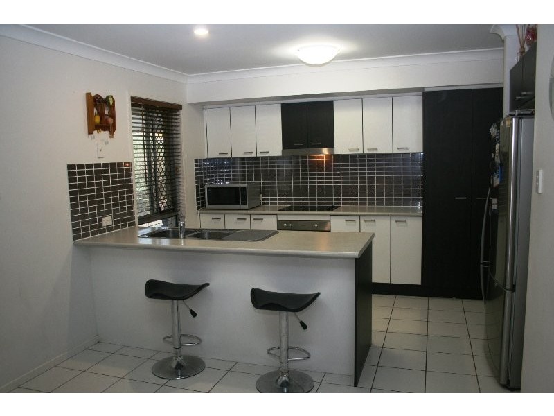 32 Sunrise Crescent, Regents Park QLD 4118