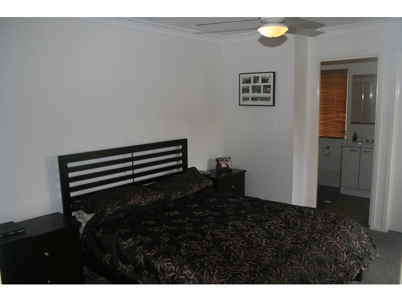 32 Sunrise Crescent, Regents Park QLD 4118