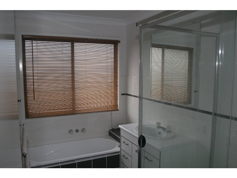 32 Sunrise Crescent, Regents Park QLD 4118