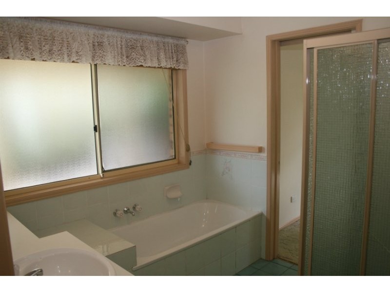 2 Stringybark Street, Regents Park QLD 4118