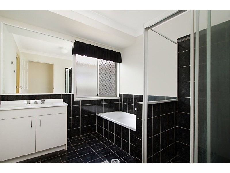 9 Indica Crescent, Regents Park QLD 4118