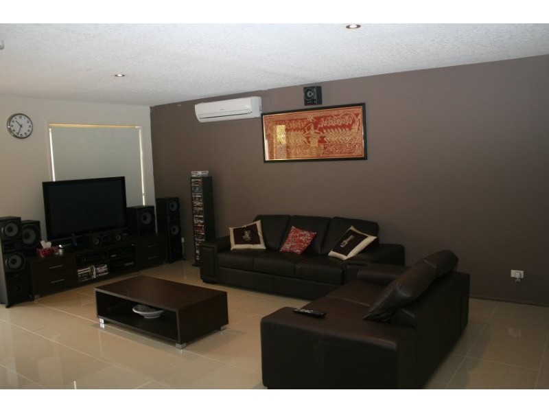 9 Robert South Drive, Crestmead QLD 4132