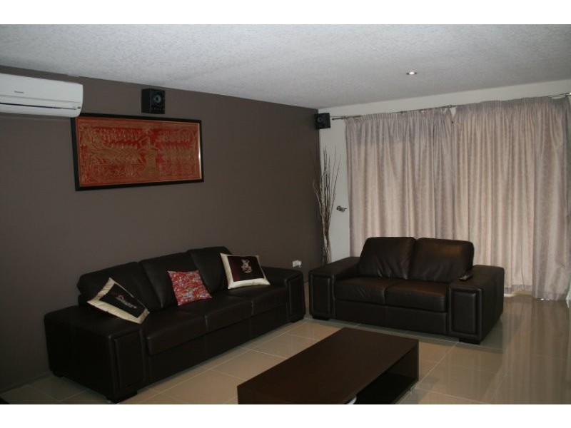 9 Robert South Drive, Crestmead QLD 4132