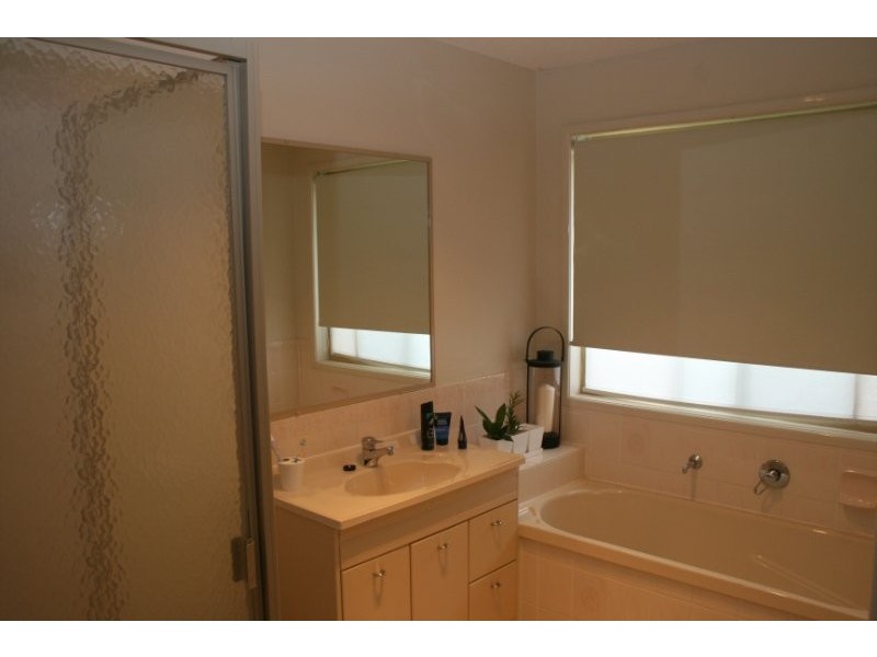 9 Robert South Drive, Crestmead QLD 4132