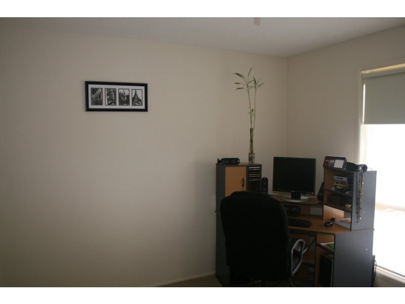 9 Robert South Drive, Crestmead QLD 4132