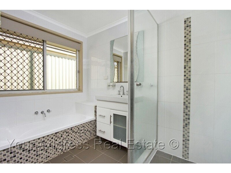 16 Mooloolah Court, Hillcrest QLD 4118