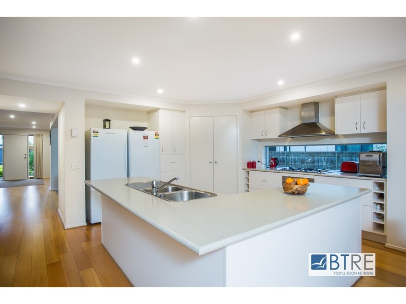 34 Warranqite Crescent, Hastings VIC 3915