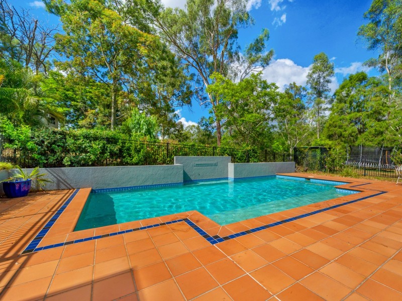 31 Amanda Street, Brookfield QLD 4069