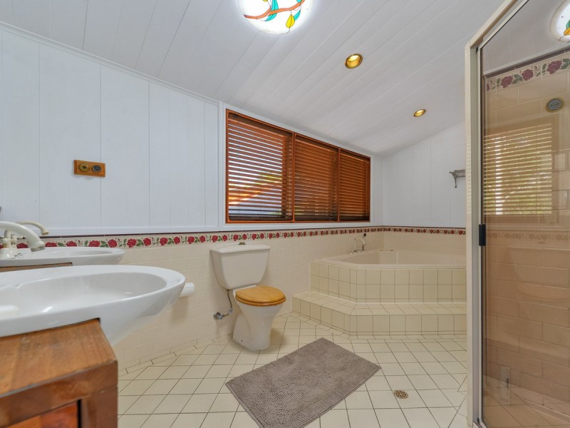 31 Amanda Street, Brookfield QLD 4069