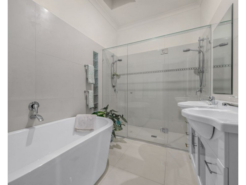 24 Sugars Road, Bellbowrie QLD 4070