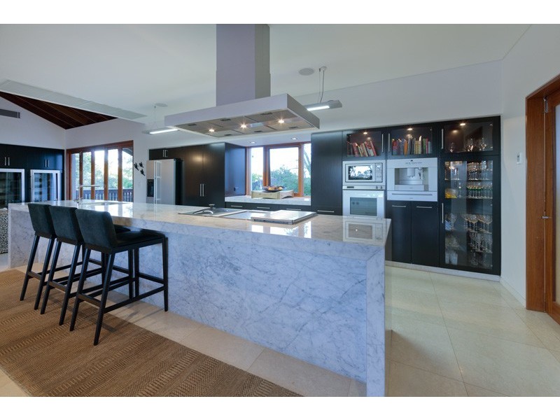 15 Seventh Avenue, St Lucia QLD 4067