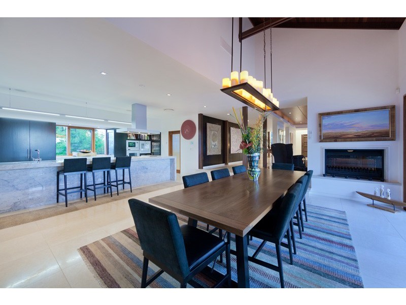 15 Seventh Avenue, St Lucia QLD 4067