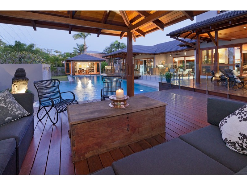 15 Seventh Avenue, St Lucia QLD 4067