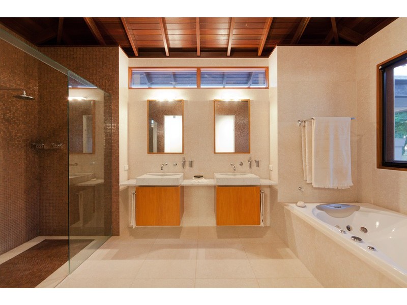 15 Seventh Avenue, St Lucia QLD 4067