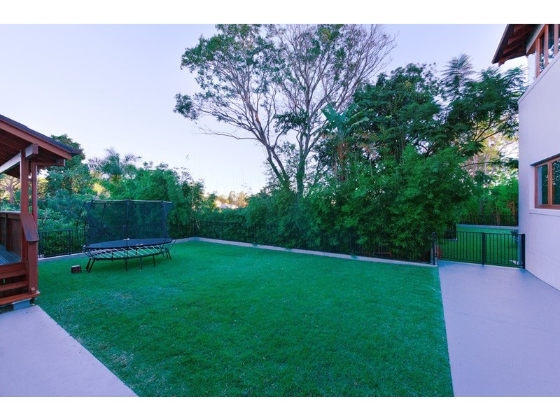 15 Seventh Avenue, St Lucia QLD 4067