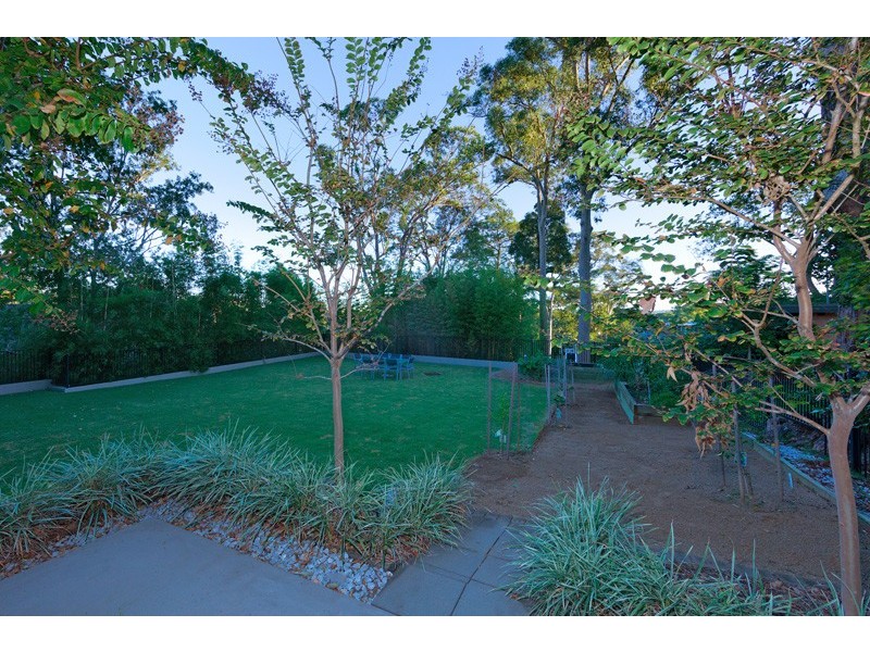 15 Seventh Avenue, St Lucia QLD 4067